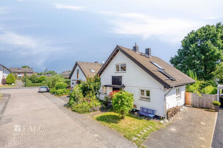 Großes Zweifamilienhaus auf traumhaften Grundstück in Glessen – Außenansicht
