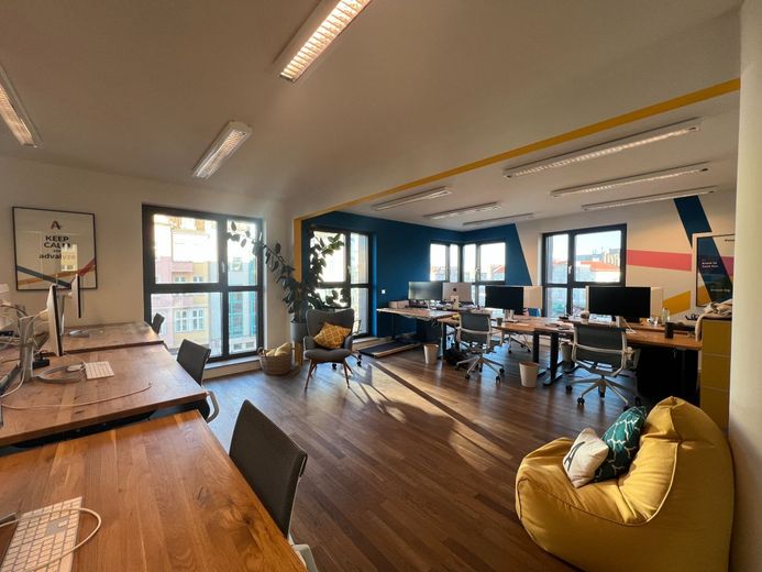 Helle, moderne Büroflächen in Berlin-Weißensee - vom Einzeltisch bis zur eigenen Etage – Büroraum 56 m²