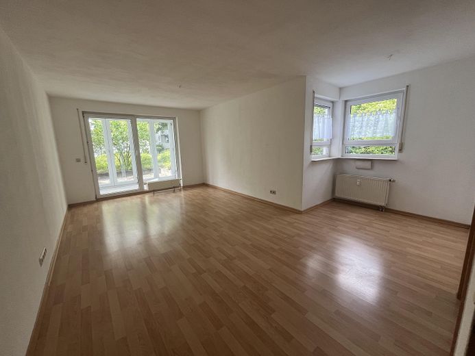 Helle 2,5 Zimmerwohnung mit Wintergarten in zentraler Lage – Wohn-/Esszimmer