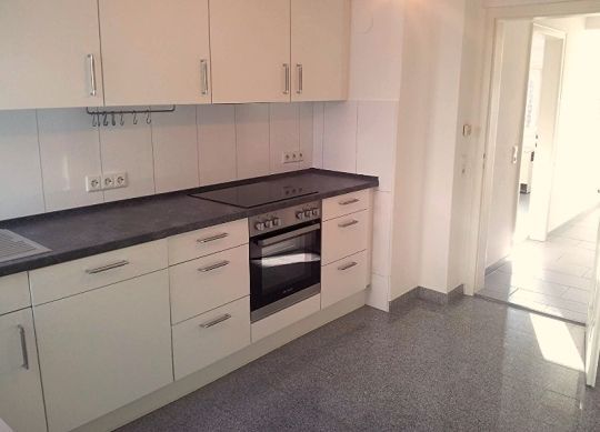!!! Sofort beziehbar !!! Helle 3,5-Zi.-DG-Wohnung mit Balkon &amp; EBK - frisch renoviert, zentrumsnah – Küche