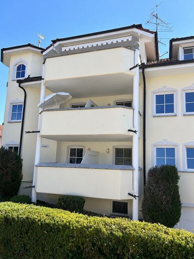 Attraktive 2-Zimmer-Wohnung in gepflegtem mediterranen 6-Familien-Haus – Seitenansicht Balkon