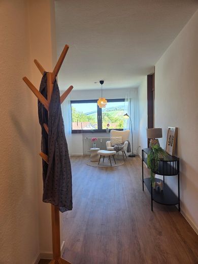 4 Zimmer Wohnung hochwertig renoviert in Top Lage – Flur mit Blick auf Leseecke