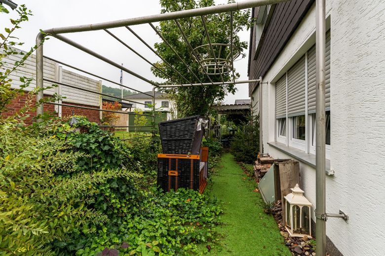 vielseitig verwendbares Zweifamilienwohnhaus im anerkannten Naturschutzgebiet – Weg zum Garten