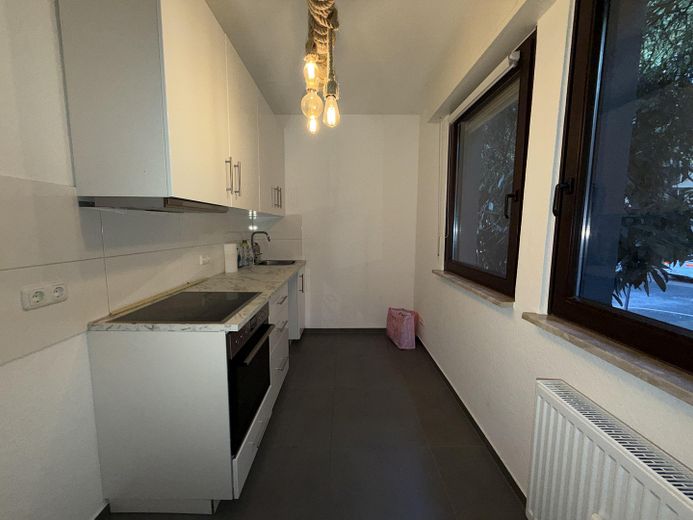 Appartement moderne de 2 pièces dans l’Ostend de Francfort, près de la BCE, avec cuisine équipée et balcon – Küche 