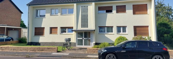 Frisch sanierte Dachgeschosswohnung mit Garage, PV-Strom & Klimaanlage – max. 6 Monate – Hausansicht