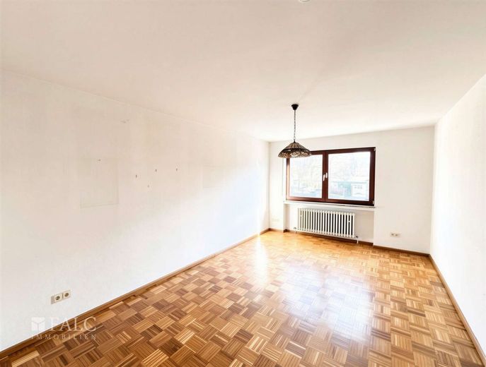 Großzügige 132 m² Wohnung mit großem Balkon und Stellplatz im gepflegten Dreifamilienhaus – Zimmer II
