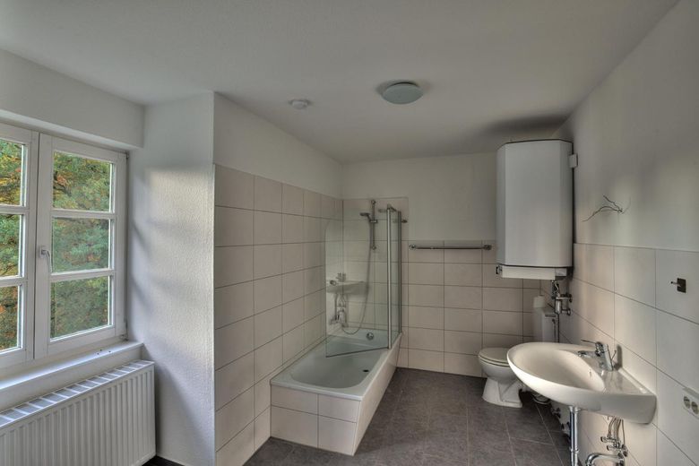 Idyllische Altbauwohnung mit Blick aufs Wasser – Badezimmer