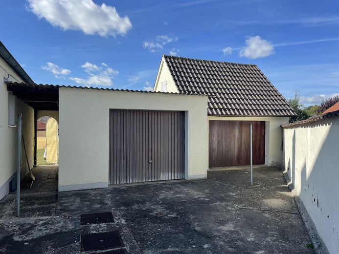 Freistehendes Einfamilienhaus mit großem Grundstück und viel Potenzial in Kühbach – Garagen