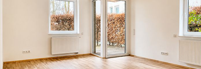 Barrierefreie 2ZKB mit Küche, Parkpl., Terrasse - ruhig & zentral – Wohn- und Esszimmer