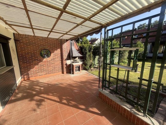 Ländliche Idylle mitten in der Stadt ! Ihr künftiges Zuhause mit herrlichem Garten und 3 Garagen ! – Terrasse mit Grillplatz