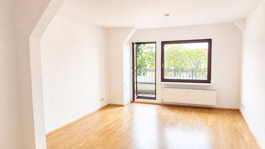 Appartamento libero di 2 locali all’ultimo piano con balcone in posizione tranquilla vicino a Müllerstraße – Living room with terrace