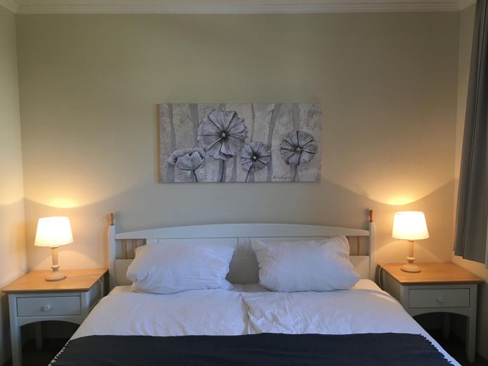 Beim Frühstückskaffee schon den Meerblick genießen – 3-Zimmer-Wohnung in allerbester Lage – Hauptschlafzimmer am Abend