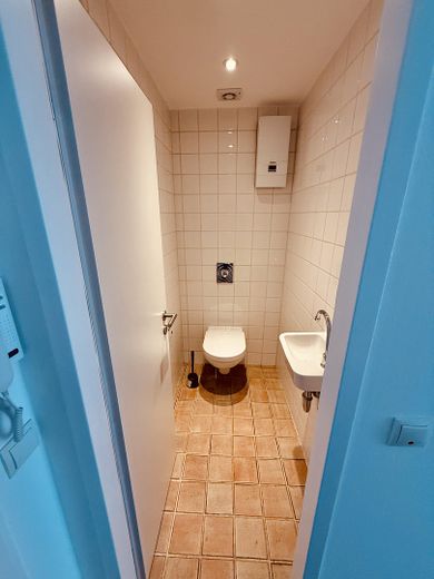 Maisonette-Traum in Alt-Weiden: Galerie, großzügige Dachterrasse und moderne Wärmepumpe – Toilette