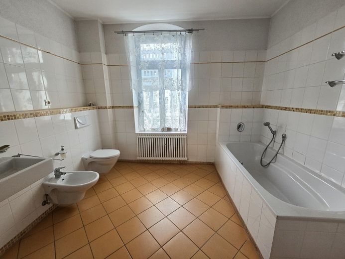 Denkmalgeschütztes Wohn- und Geschäftshaus direkt gegenüber dem Schloss Klippenstein – AB. 1. OG Bad