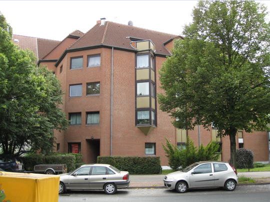 Komfortabel, modernisiert und durchdacht: Ihre neue 2-Zimmer-Wohnung im Erdgeschoss mit Tiefgarage – Frontansicht