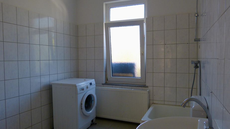 Sanierte 2-Zimmer-Wohnung mit Balkon in Bremerhaven – Badezimmer