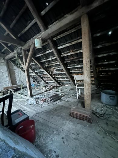 Investmentchance auf Rügen: Mehrfamilienhaus + ca. 3.087 m² Grundstück, Wasser-/Ostseenähe – Dachboden