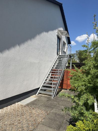 Traumhaftes Zweifamilienhaus mit Garten, Waldblick, Pool, Sauna & Mieteinnahmen – OG Außentreppe