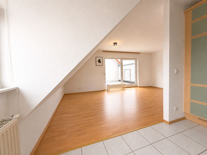 *Schöne DG-Maisonnette-Wohnung mit Fernblick* – Blick ins Wohn- Esszimmer