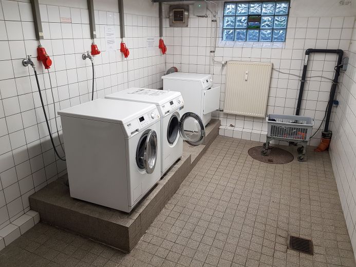 Kernsaniert: Appartement mit Balkon am Feenteich 2400 qm Garten S/W – Waschmaschinen z. Mitbenutzung