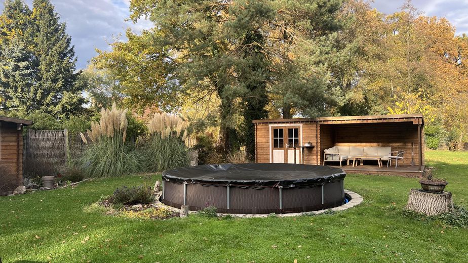 Pool, Barhäuschen und Lounge