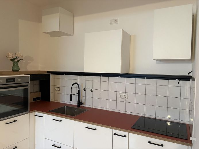 Gemütliche 2-Zimmer-Wohnung mit moderner Wohnküche & weißem Wannenbad – ruhig zum Innenhof – küche 