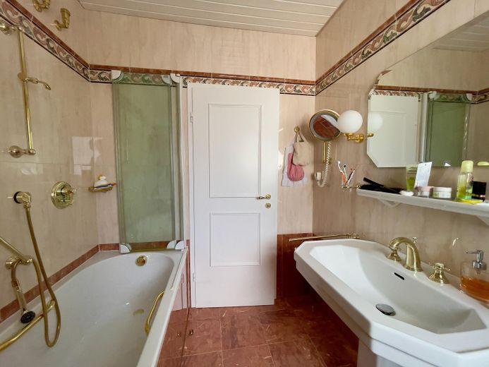Selten am Mainzer Stadtrand: 6-Zimmer-Haus mit großem Privatgarten – Bad mit Wanne und Dusche