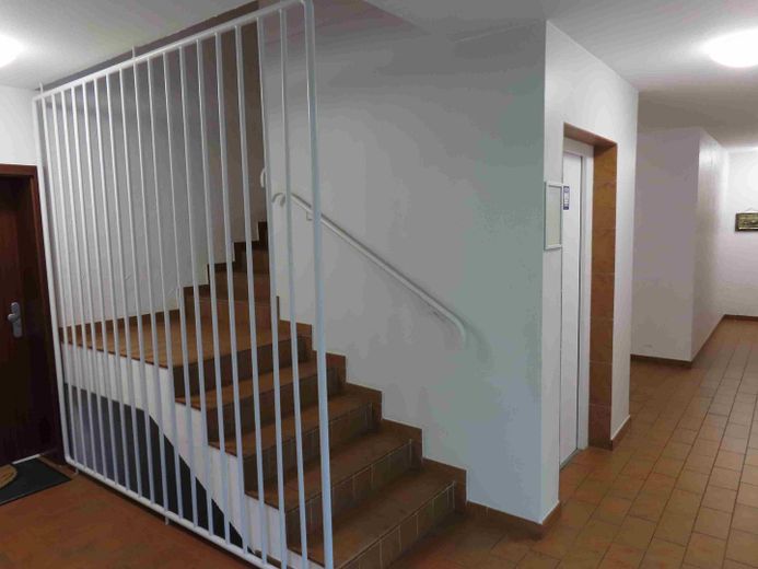 Aufzug und Treppe