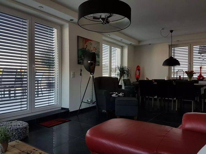 Traumhaus mit Einliegerwohnung in Saabrücken, Pool, Sauna, Klima .... – Wohnzimmer Haupthaus