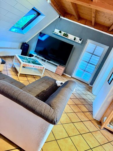 Balkonlu tarihi şehir evinde 5 odalı dubleks daire, 120 m² – Bad Bergzabern – Wohnzimmer