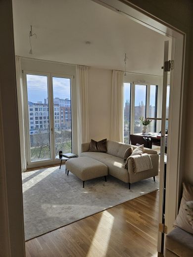 4 Zimmer Wohnung mit direktem Spreeblick und Weitblick über die Stadt – Wohnbereich