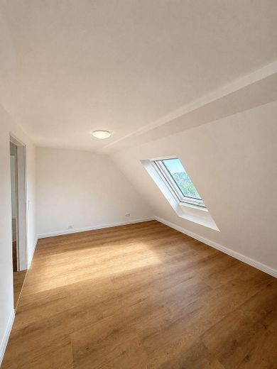 Kernsanierte Wohnung mit Balkon und hochwertiger neuer Einbauküche – Schlafzimmer
