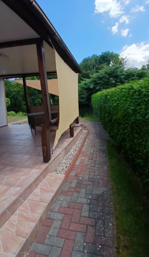 Traumlage Ketzin: Ihr Freizeit-Wassergrundstück mit Bungalow und Steg – rechte Seite Bungalow