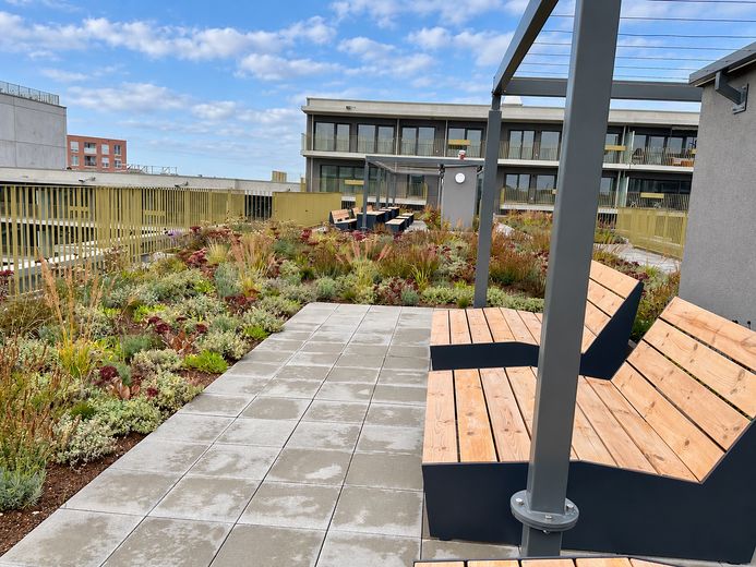 2-Zi.-Erstbezug in Pasing | Designküche mit Kochinsel | 13 m² Glasloggia – Dachterrasse und Dachgarten