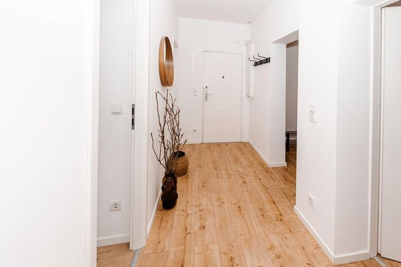 ¡Sin comisión! Tu hogar en Charlottenburg: luminoso apartamento de 3 habitaciones con balcón, cocina equipada y ascensor – Flur