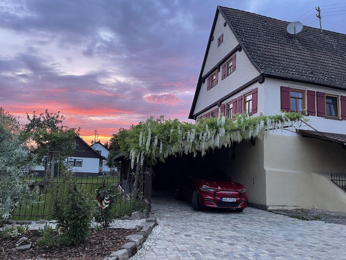 Carport und Bauernhaus 