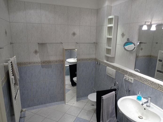 ब्रुन्सबेक में असाधारण 4 कमरों वाला अपार्टमेंट – Badezimmer mit Badewanne