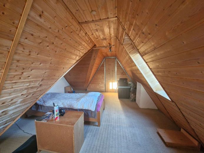 Wohnen im eigenen 1,8‑Hektar‑Wald – mit Holz ausgebaute Dachschräge im OG als Schlafstätte
