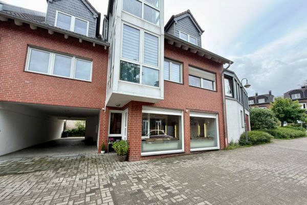 Brauweiler’ın merkezi konumu: 84 m² mağaza alanı artı depo - 2 park yeri - 01/2027’den itibaren