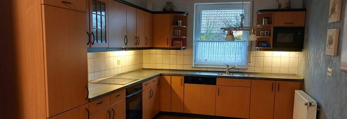 Offene geräumige Küche
