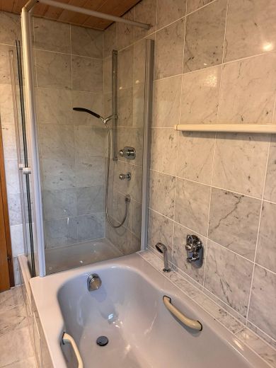 WG-Neugründung Tübingen: 180 m² Wohnen im Grünen, 450 m² Garten, Top-Bad & All-In-Pauschale – Badewanne und Dusche