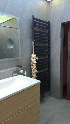 Ruhiges Wohnen in begehrter Lage mit viel Platz im ausgebauten Nebengebäude – Badezimmer 1.OG