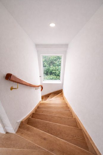 Modernisiertes Mittelreihenhaus (ca. 117 qm Wohn-/Nutzfläche) in Hamburg Iserbrook – Treppe zum OG (visualisiert)