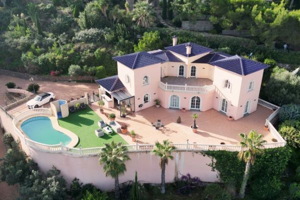 Fantastische Villa mit Meerblick, 5 Schlafzimmern, 4 Bädern, Privatpool und Garage