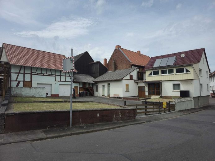Heringen-OT, EFH + Nebengeb. – Foto 1