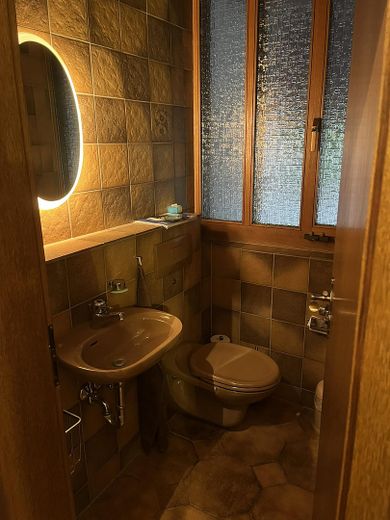 Wunderschöne Wohnung in Bestlage – Gaestetoilette EG
