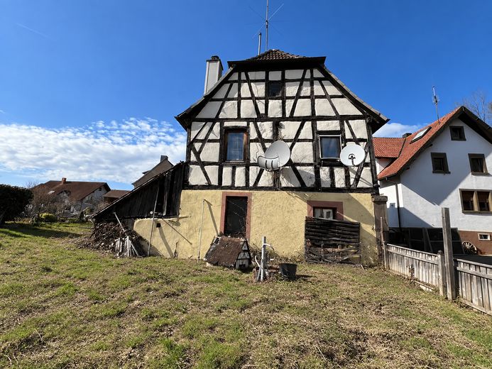 Dom z muru pruskiego z potencjałem rozbudowy w Kraichtal-Menzingen, z działką o powierzchni 400 m² – Fassade
