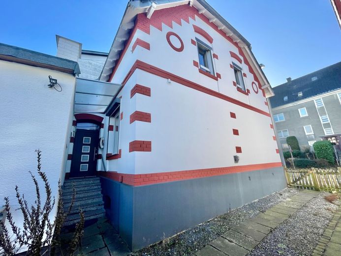 ein neues Zuhause - auch für große Familien - zum fairen Preis – Hausrückansicht