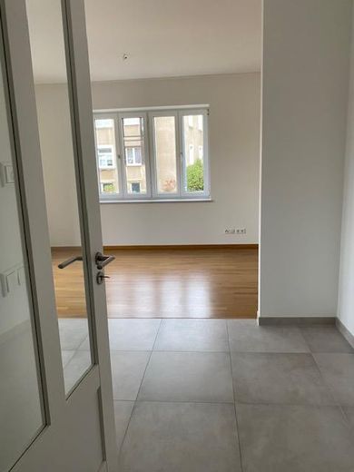 Ekskluzywne mieszkanie na ostatnim piętrze z 4 pokojami i dużym balkonem – Blick zur Wohnküche