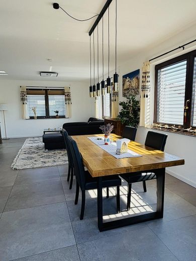 Casa unifamiliare moderna con qualità da nuova costruzione (anno di costruzione 2021), vista panoramica libera, aria condizionata e 3 posti auto in garage – Wohn- und Essbereich